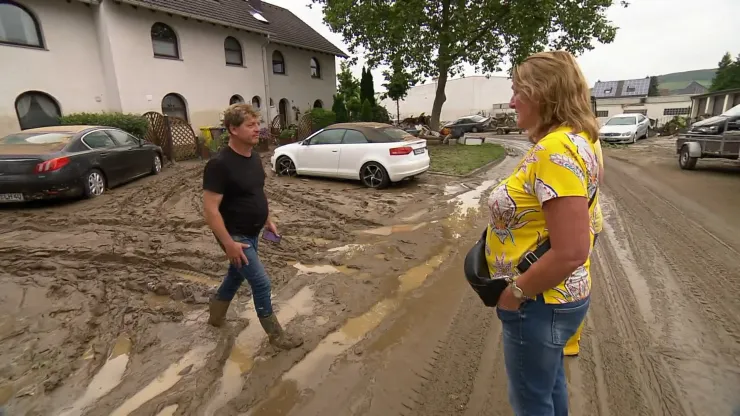 Regine Hornack llega por primera vez a su casa desde que salió de vacaciones y las inundaciones causaran estragos en su poblado, en Renania del Norte-Westfalia.