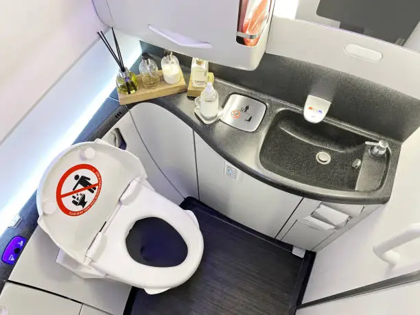 ¿Dónde van las heces fecales de un avión?