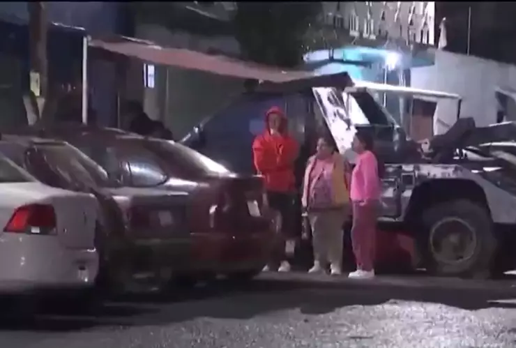 Personas evacuan sus casas por sismos en Naucalpan.