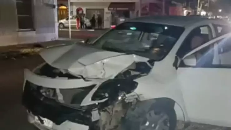 FOTOS Hombre en aparente estado de ebriedad chocó en el costado de un parque en Progreso