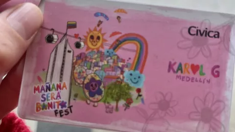 Así son las tarjetas conmemorativas de Karol G lanzadas por el metro de Medellín