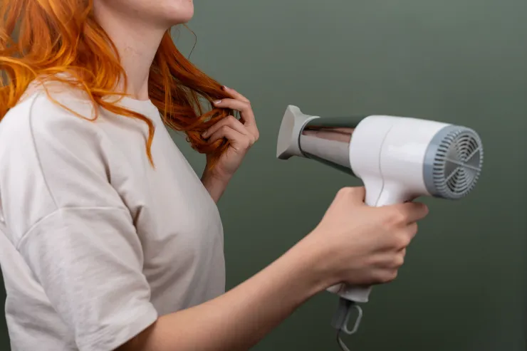 El truco de los 30 segundos de aire frío que los estilistas exigen hacer al secarte el pelo en casa