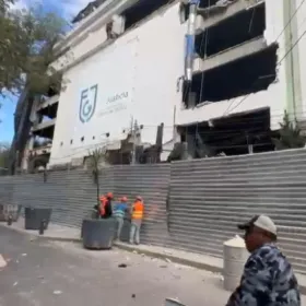 ¡Susto en El Bunker! Cae fachada de edificio de la FGJ CDMX y daña un vehiculo.