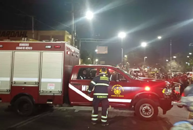Bomberos de la CDMX atienden el desplome del helicóptero en Avenida del Imán