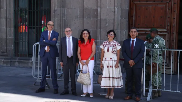 ¿Quiénes son los consejeros del INE con los que se reunirá AMLO?