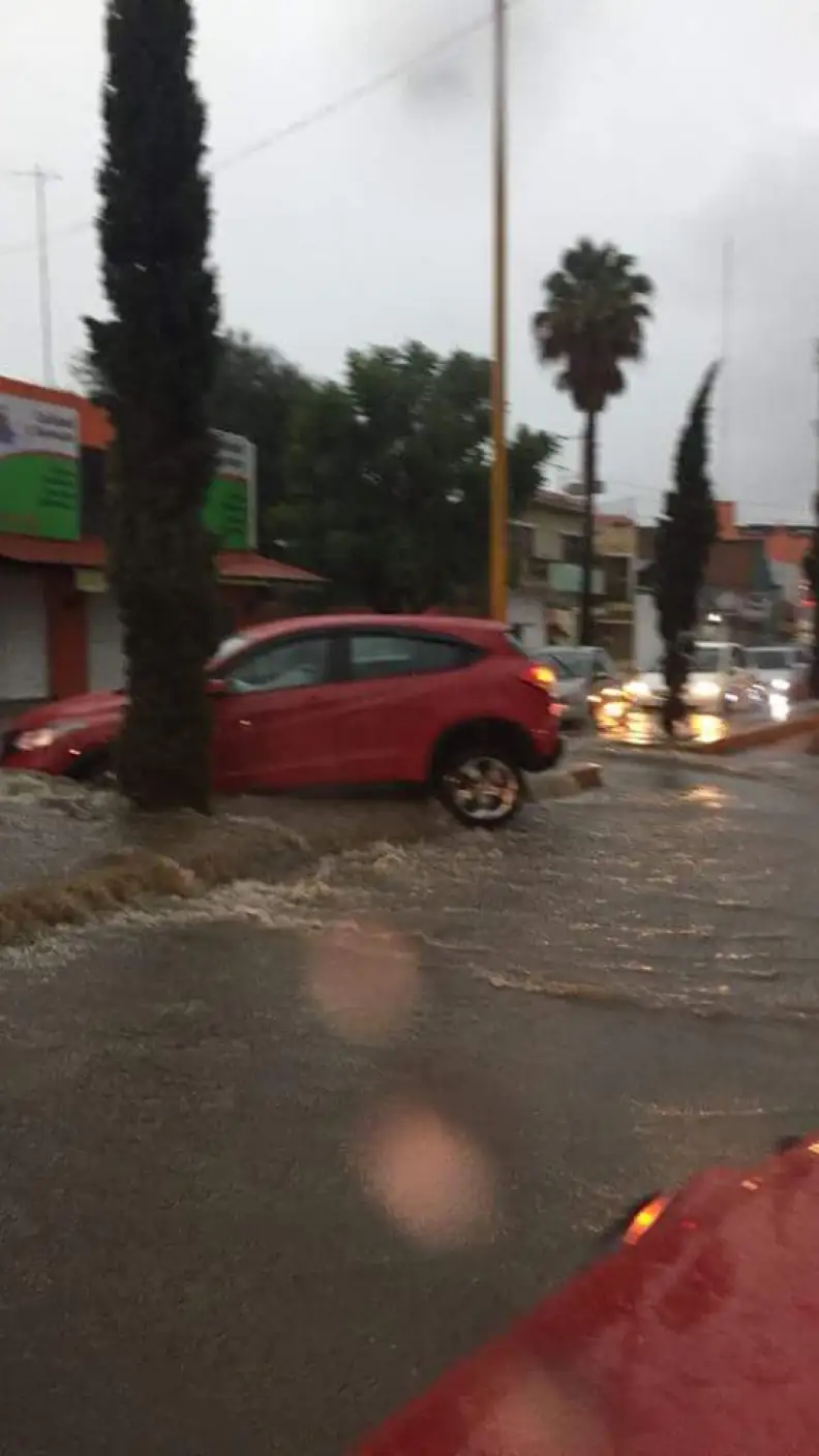Avenidas principales de la capital parecían ríos luego de la tormenta