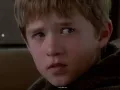 Escena de la película ‘El Sexto Sentido’ (Sixth Sense) con Halley Jeol Osment y Bruce Willis por Azteca 7.