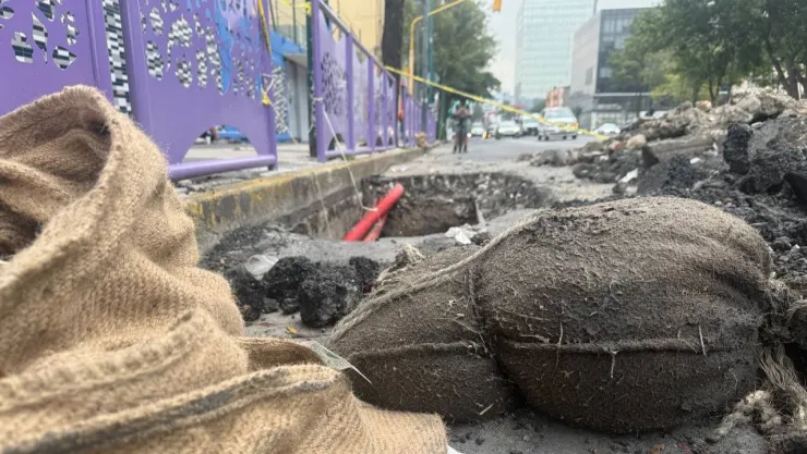 Zanja abierta con agua y escombros pone en riesgos a niños y adultos de la tercera edad en Eje Central