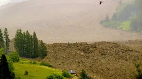 VIDEO Pueblo suizo queda bajo escombros tras ser sepultado por una avalancha