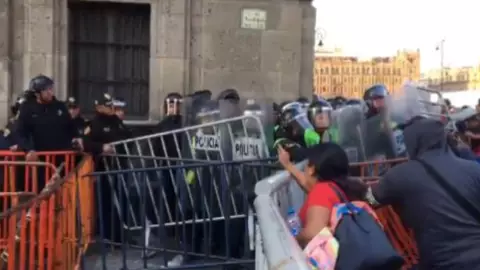 Maestros de la CNTE y polic&iacute;as capitalinos