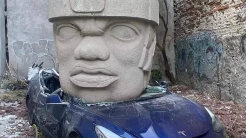 /es-tendencia/una-cabeza-olmeca-aplasto-un-tesla-en-la-ciudad-mexico-y-te-contamos-la-historia-completa