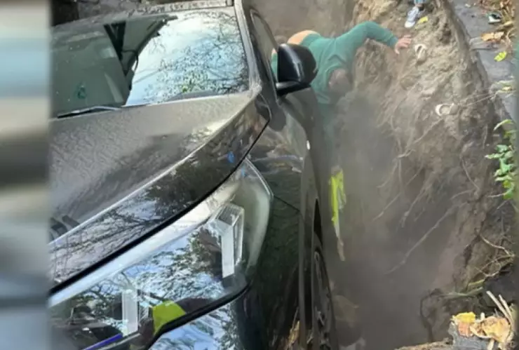 socavón-rumania-madre-e-hijo-caen-agujero-video-rescate-niño