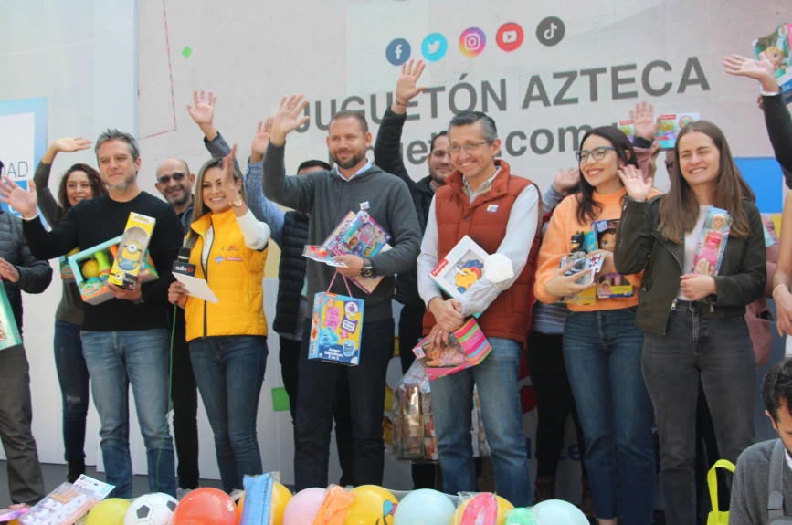 Todo el equipo se dio cita en el mega contenedor