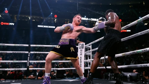 Canelo derrota a Jermell Charlo