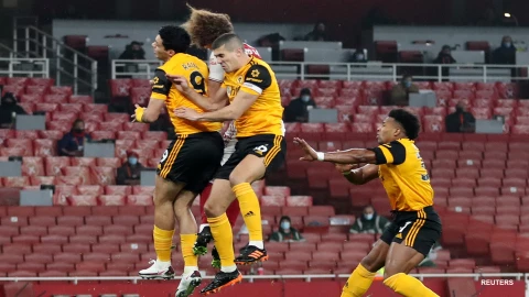 Raúl Jiménez golpeado en la cabeza