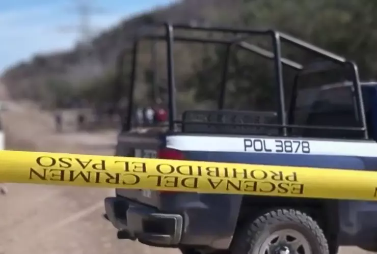 Patrulla detrás de cintas amarillas de “escenas del crimen”