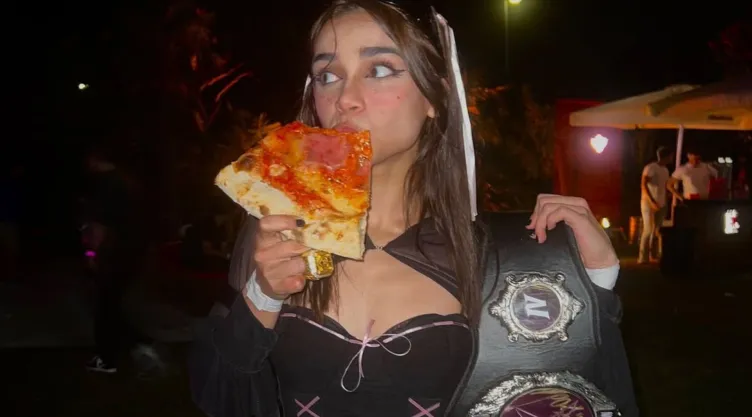 qué estudió Alana Flores