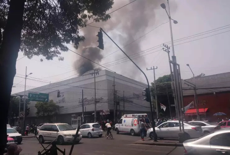 Se incendia sala de cine en plaza comercial de Azcapotzalco