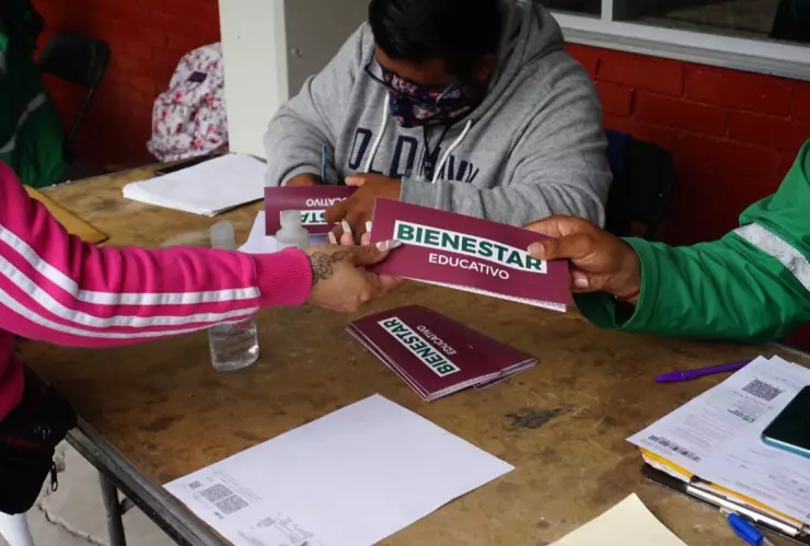 Entrega de la tarjeta para uniformes y útiles escolares de Mi Beca para Empezar