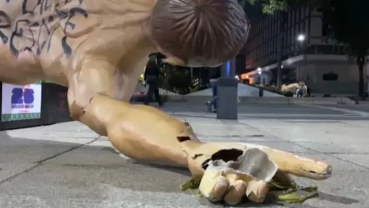 Dañan figuras de futbolistas monumentales en Paseo de la Reforma; ¿Por qué se las llevaron?