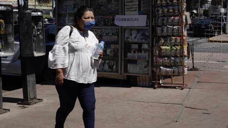 cubrebocas en zona de hospitales