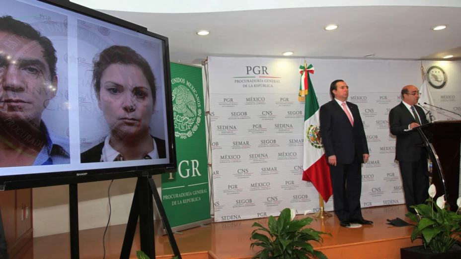 El exfiscal general de México, Jesús Murillo Karam, (derecha), flanqueado por Tomás Zerón.