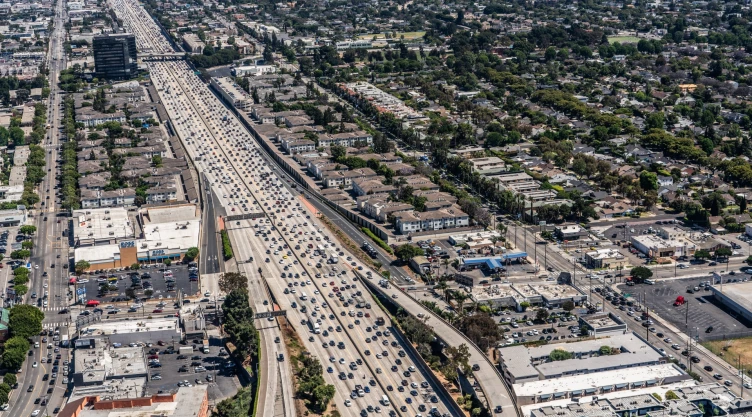 Vista aérea de autopista en Los Ángeles, California