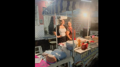 Pareja reúne dinero para su boda vendiendo Hot Dogs