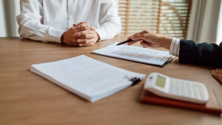 Un hombre escucha los argumentos financieros de otro.