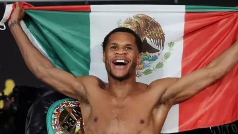 Devin Haney con la bandera de México en la ceremonia de pesaje con Ryan García