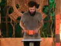 El objetivo es sostener cubos, a través de la presión que puedan ejercer por medio de dos mancuernas.