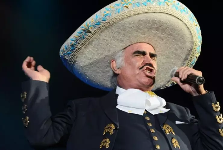 Vicente Fernández mejora y sale de terapia intensiva