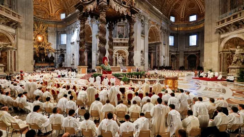 Visiblemente recuperado de bronquitis, Papa Francisco dirige misa de Jueves Santo en la Basilica de San Pedro.