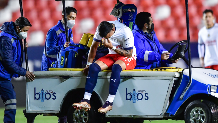Alexis Vega de Chivas se retira lesionado ante Atlético de San Luis
