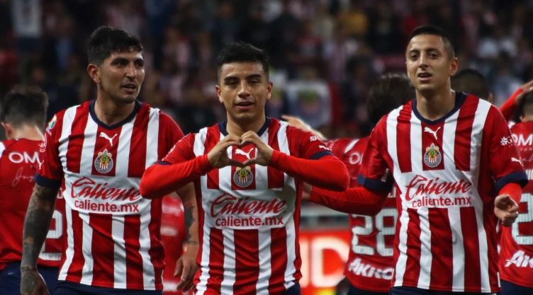 Nene Beltrán celebra gol con las Chivas