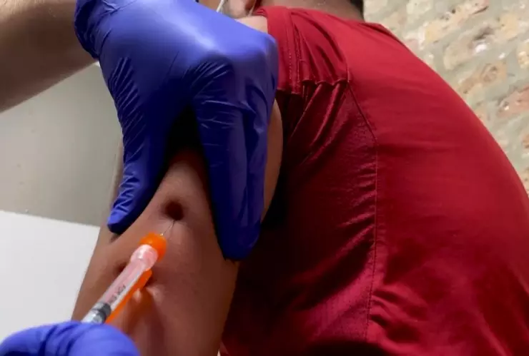 Alerta por viruela del mono en EU, cientos acuden en busca de vacunas.