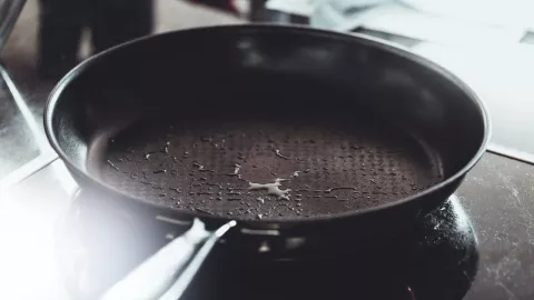 Si cocinas en sartén de teflón, revisa esto