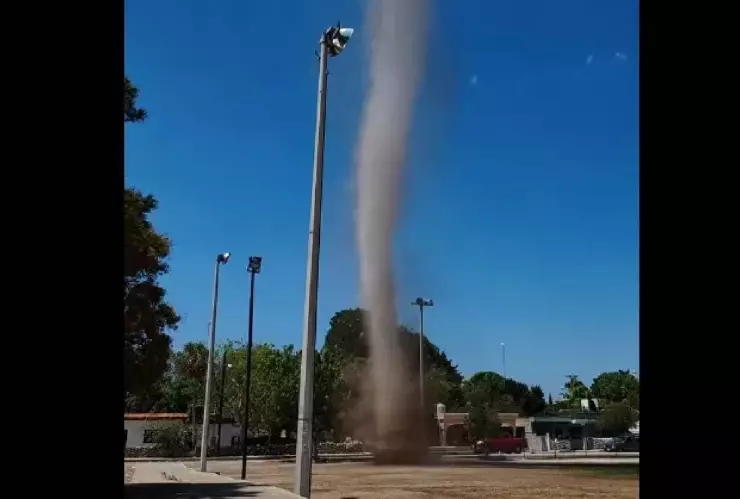 VIDEO_Así fue como un torbellino de aire sorprende a yucatecos en campo de Sitpach.jpg