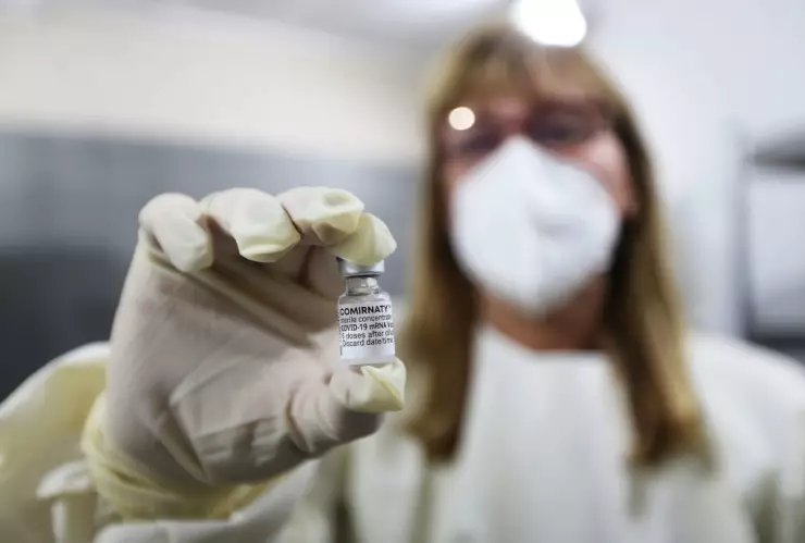 Cambian el nombre de la vacuna de Pfizer, ahora se llama Comirnaty