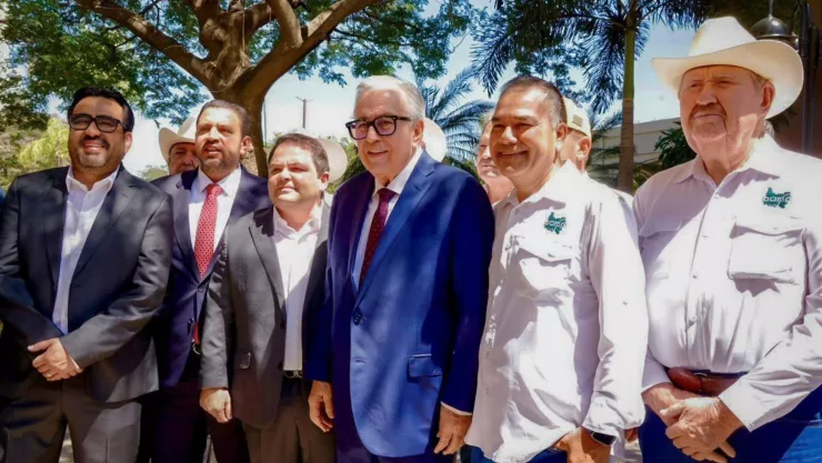 Aseguran venta de cosecha de maíz gobernador Rubén Rocha Moya. .jpg