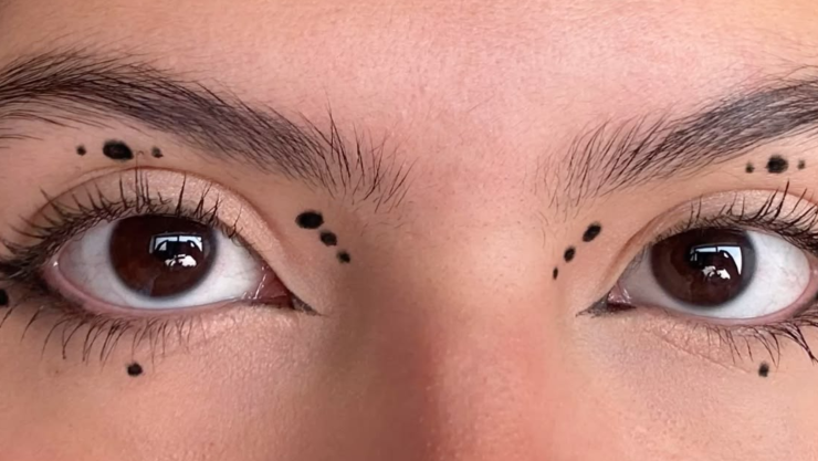 ¿Cómo aplicar la técnica del dot eyeliner con un palillo de madera para agrandar los ojos pequeños?