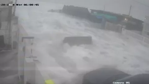 Mar invade Playas de Rosarito