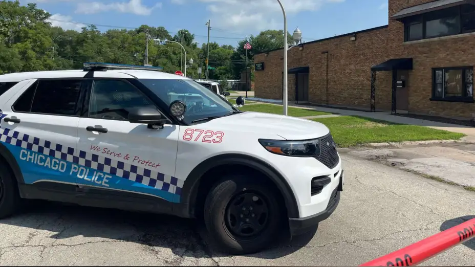 Policía de Chicago en una funeraria donde se descubrieron cuerpos en descomposición.
