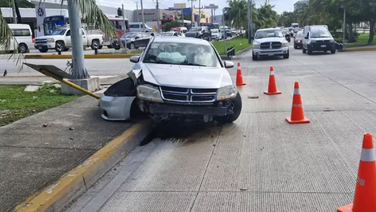 Accidente de tránsito en la Av. Tulum de la ciudad de Cancún hoy, 19 de noviembre de 2024.jpg