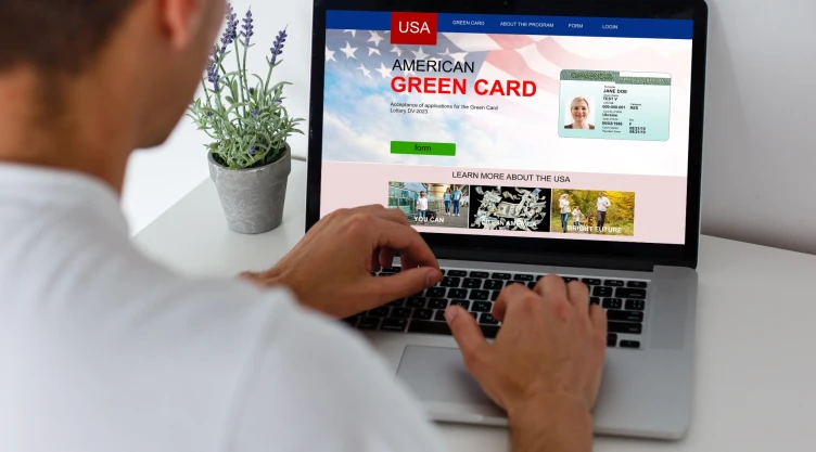 Una persona busca información sobre Green Card