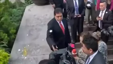 El líder de los trabajadores del Poder Judicial fue recibido a huevazos