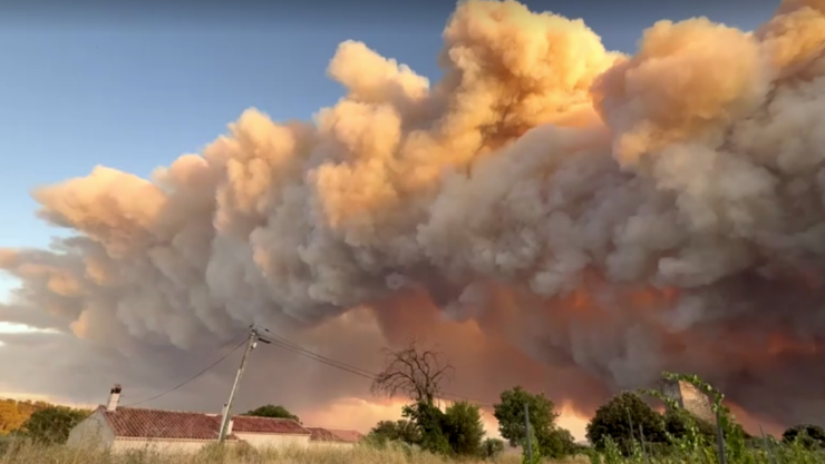 incendio en Francia forma el dragón de nubes