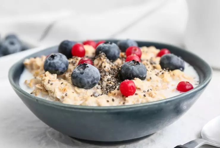 Un bowl con frutos rojos y avena.