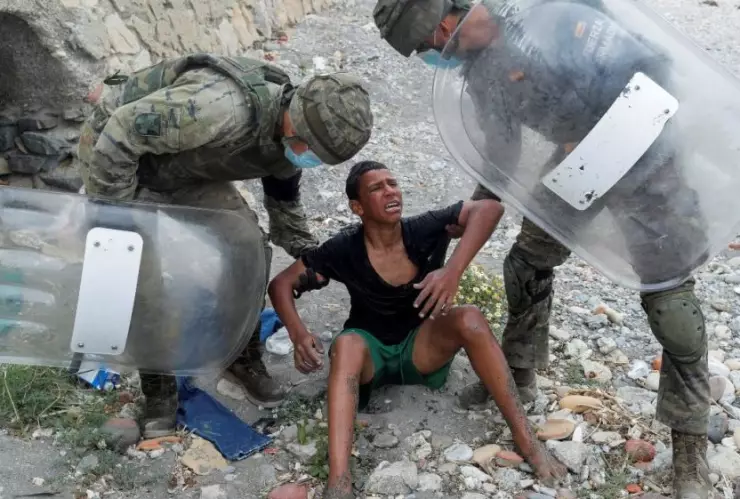 Niño migrante usa botellas como flotador en mar de España.jpg