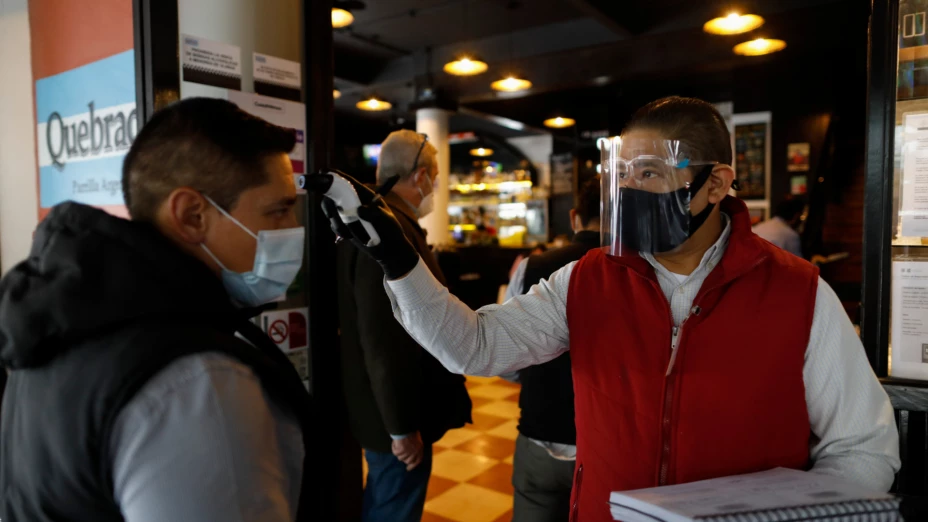 En restaurantes revisan temperatura de clientes.jpg